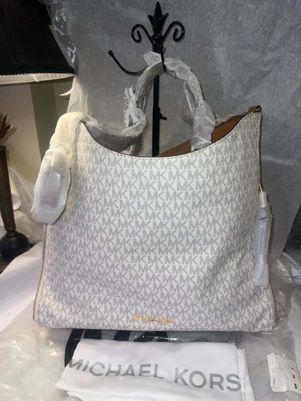 MK Michael Kors Devon Lg signature shoulder tote NWT Vanilla
